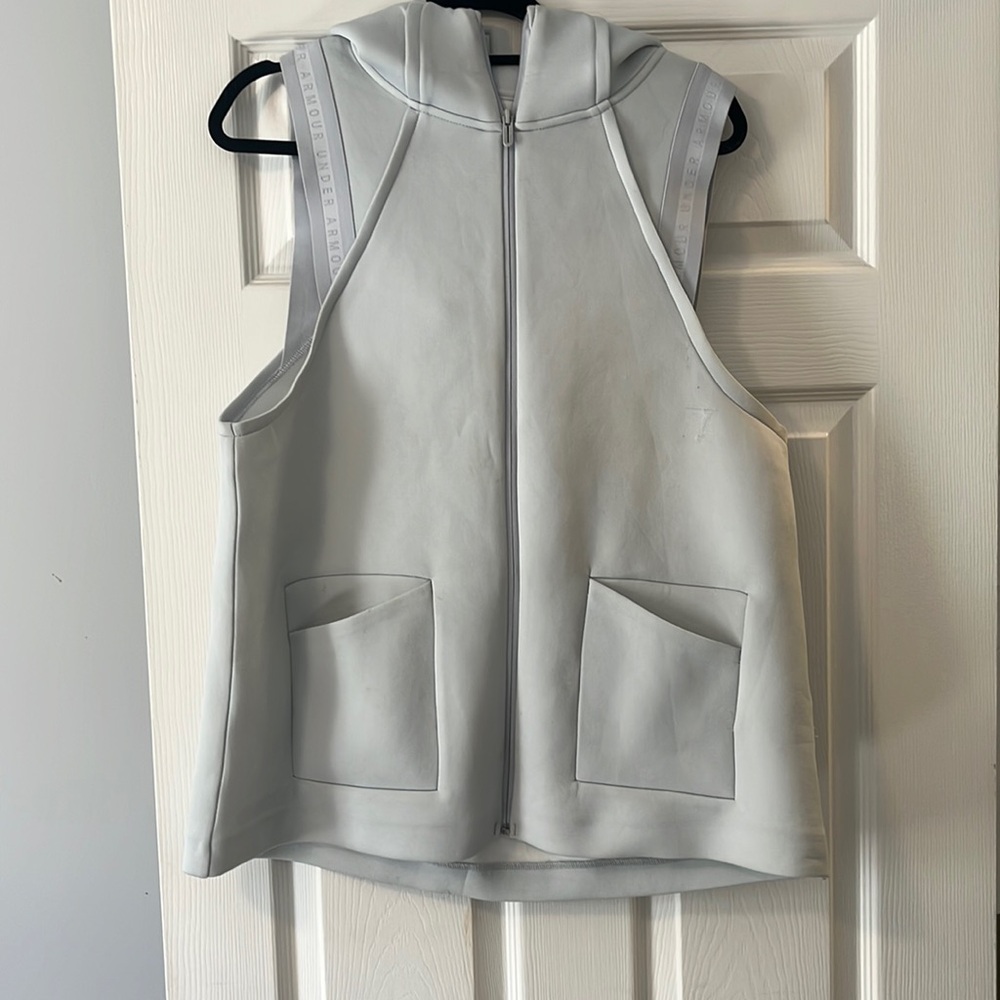 UNDER ARMOUR WOMEN’S WORKOUT SPORTS VEST SIZE LARGE